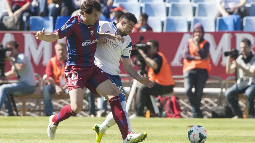 El jugador del Real Zaragoza Rico, en pugna por el balón
