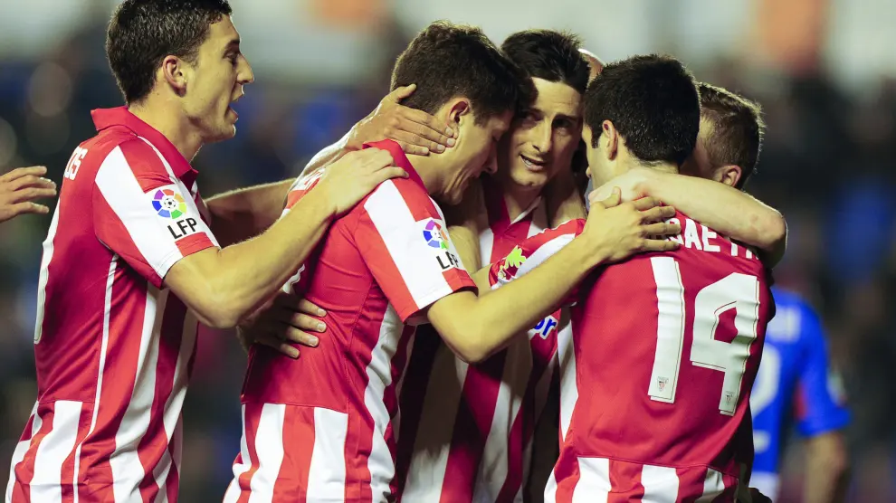 Los jugadores de Athletic celebran uno de los goles de Aduriz