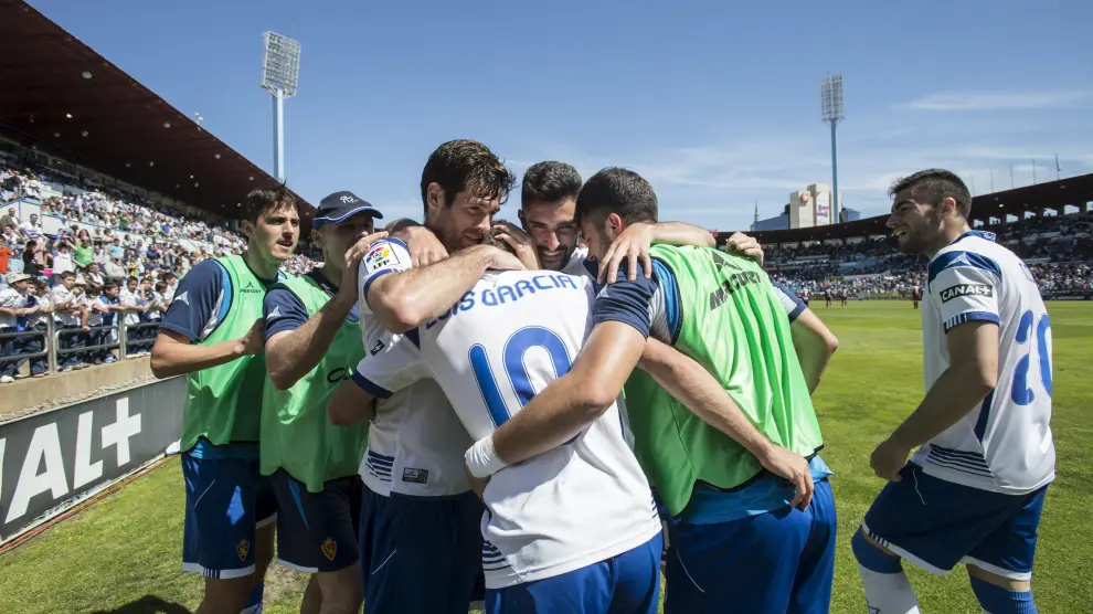 Los jugadores del Real Zaragoza celebran el gol contra el Eibar