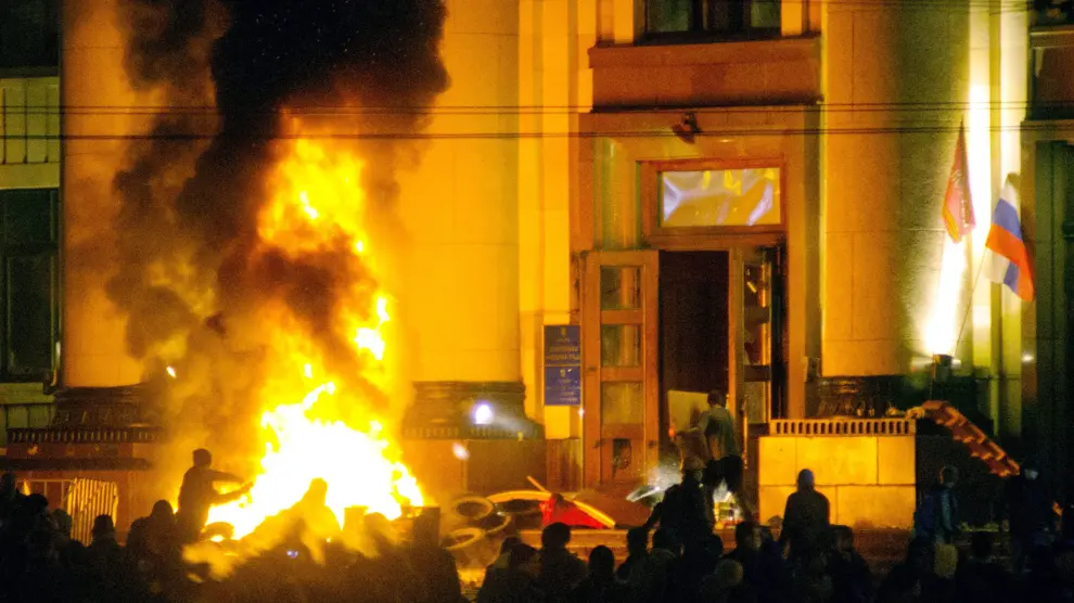Manifestantes en la sede del Gobierno regional en la ciudad de Járkov