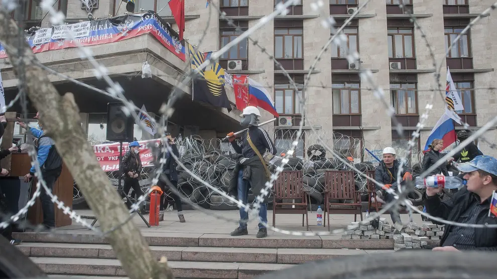 Activistas prorrusos protestan delante de la sede de la Administración Regional, que permanece ocupada, en Donetsk.