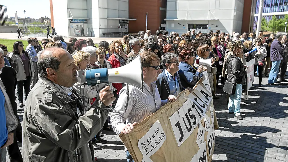 Los funcionarios protestaron ayer contra Ruiz Gallardón y la privatización de los registros civiles