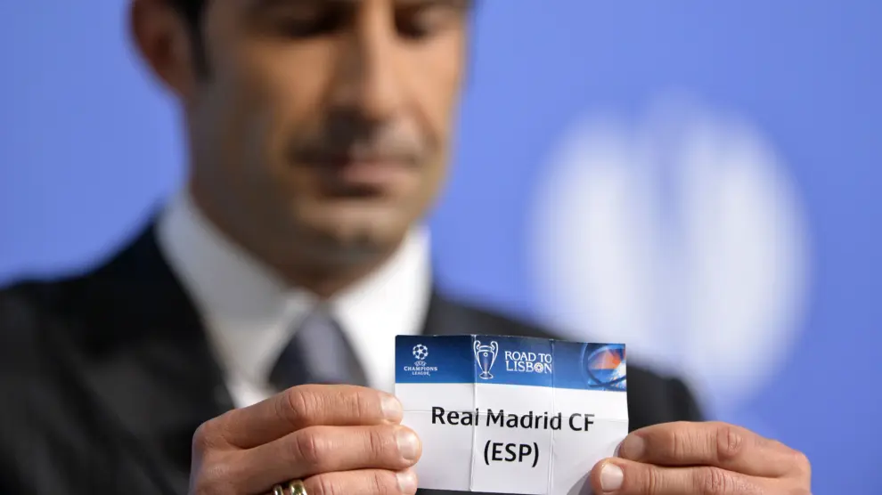 Figo sostiene la papeleta del Real Madrid