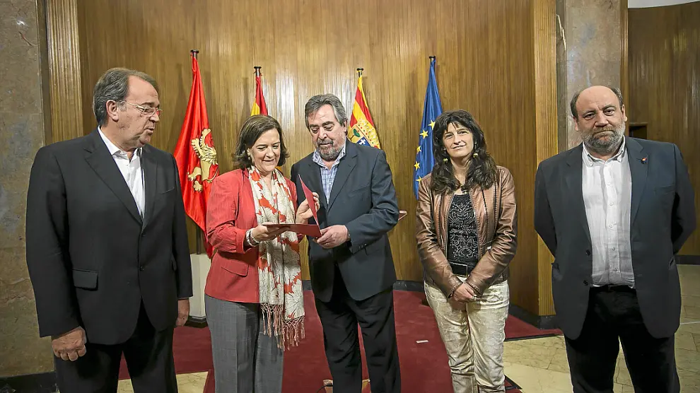 Los socialistas Pérez Anadón, Ayala, Belloch y Dueso y el portavoz de IU, José Manuel Alonso