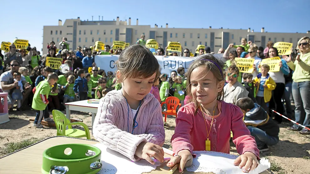Dos niñas dibujan durante la protesta de ayer en Valdespartera por la falta de plazas educativas.