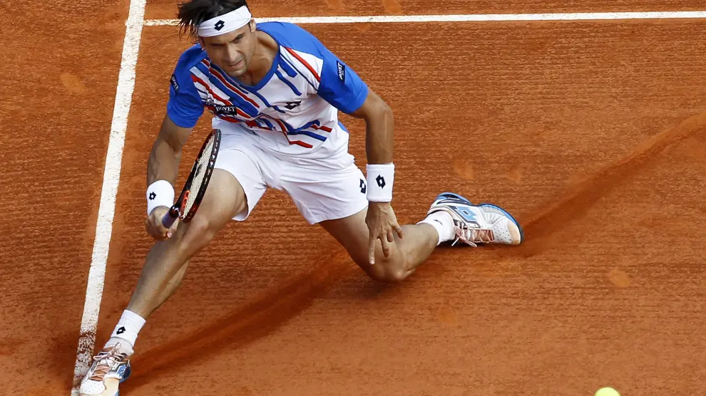 El tenista español, David Ferrer, devuelve la pelota al francés, Jeremy Chardy.