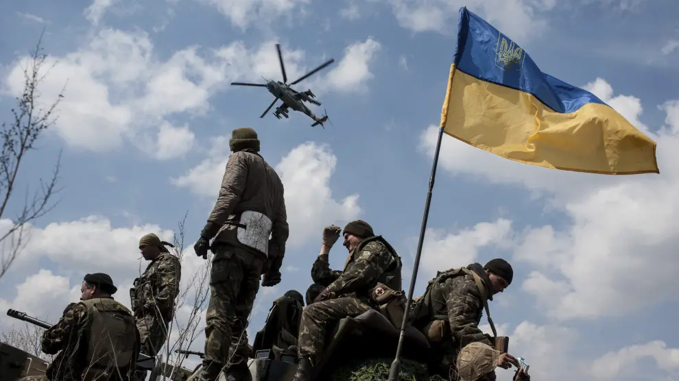 Soldados ucranianos, en un tanque