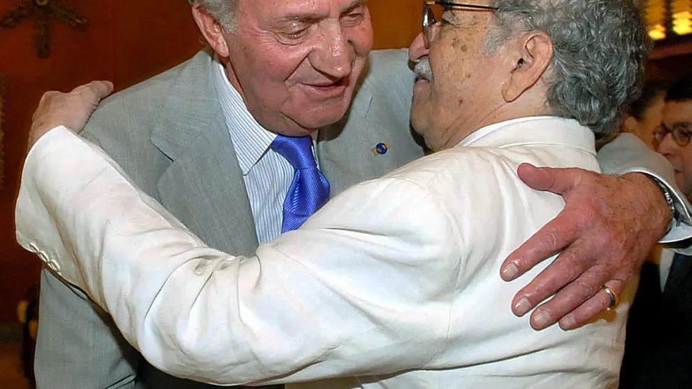 García Márquez abraza al rey Juan Carlos