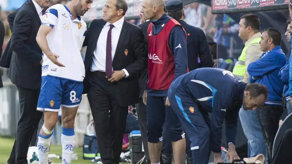 Barkero habla con Víctor Muñoz, entrenador del Real Zaragoza