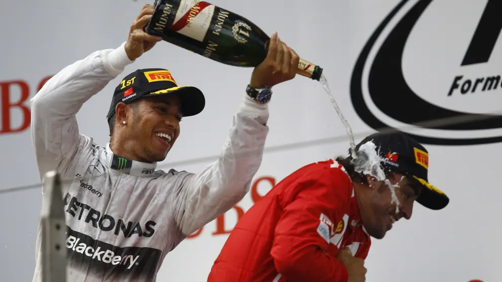 Hamilton y Alonso en el podio de China