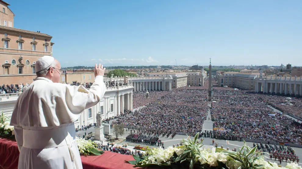 El Papa Francisco dando la bendición Urbi et orbi.