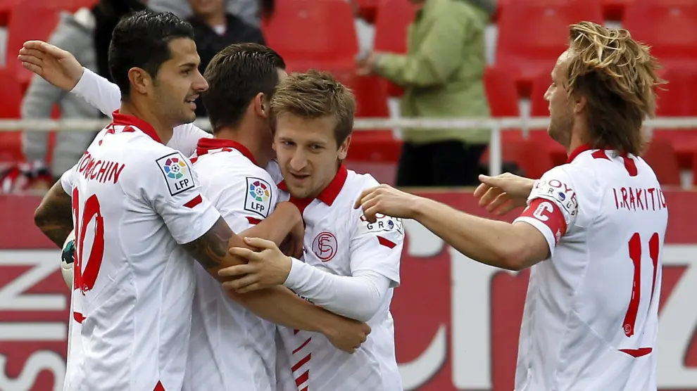 Los jugadores del Sevilla Víctor Machín "Vitolo" (i), el alemán Marko Marin (c) y el croata Ivan Rakitic (d), celebran el primer gol.