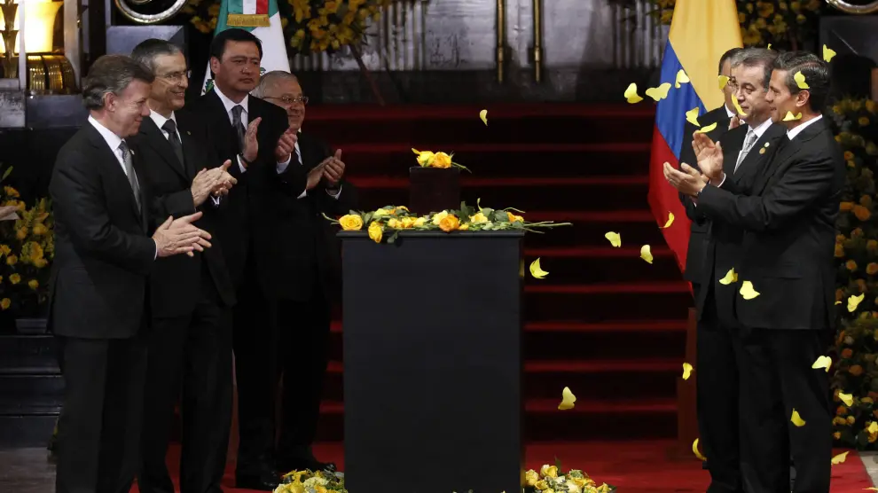 Los presidentes de Colombia y México, ante las cenizas del escritor