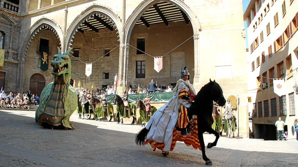 La joven Blanca Dobato encarnó a San Jorge a lomos de su caballo Enjambre ante una abarrotada plaza de España de Alcañiz.