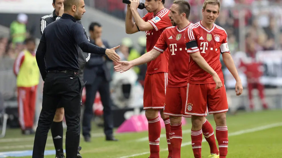 Ribery saluda a Guardiola tras uno de los goles del Bayern