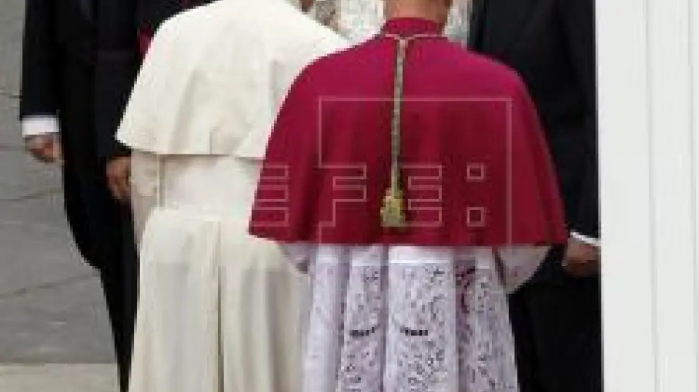 Los reyes saludan al Papa Francisco
