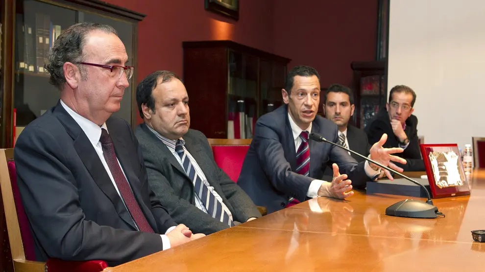 Juanjo García, representante de las empresas, con algunos afectados y sus abogados