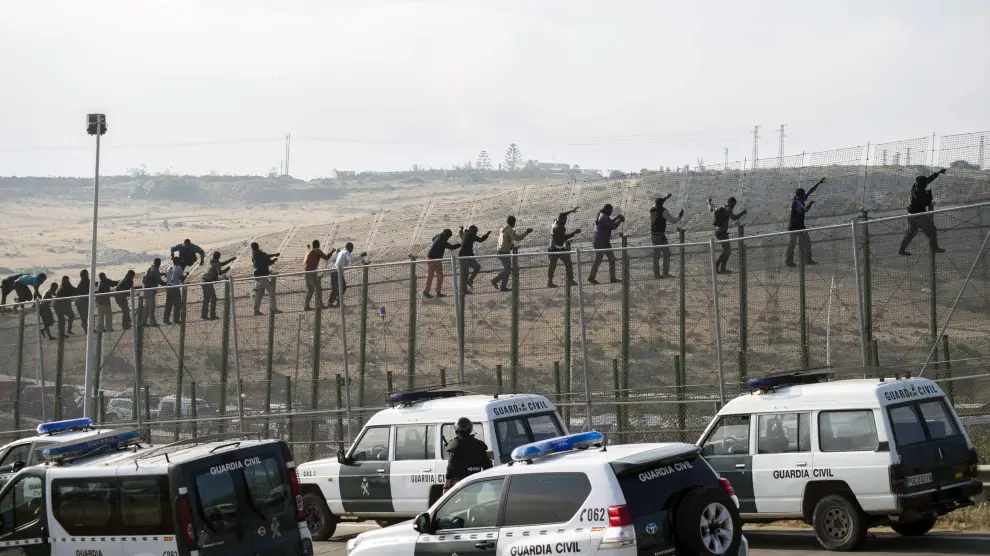 Decenas de inmigrantes encaramados a la valla