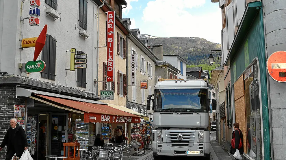 Un camión pesado cruza Laruns, el primer municipio del paso del puerto del Portalet.