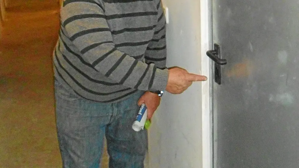 José Orozco, uno de los afectados, muestra la cerradura forzada.