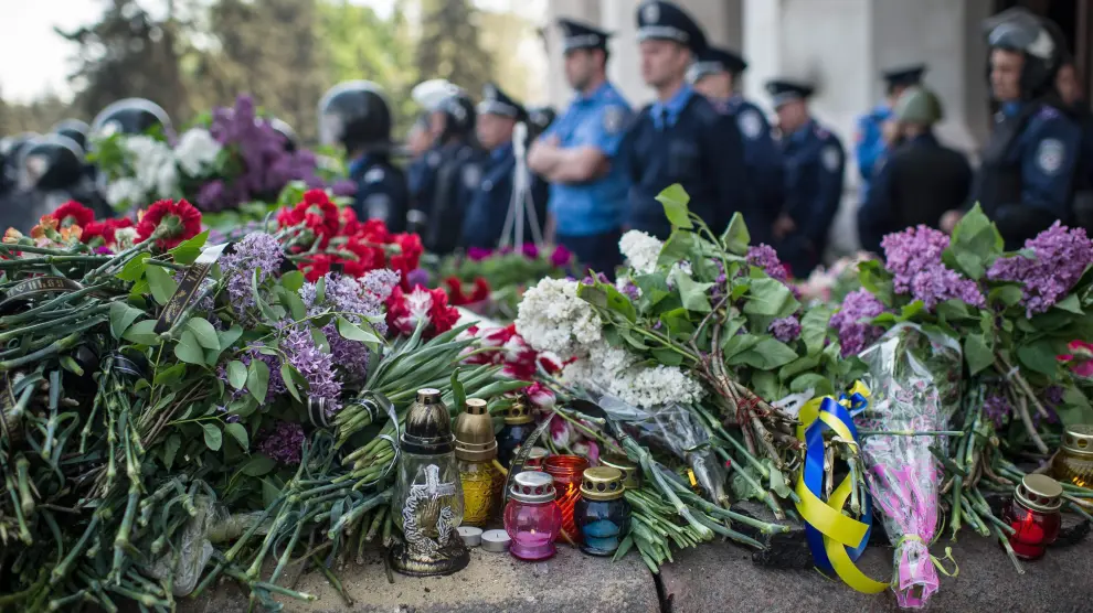 Flores en memoria de los fallecidos el viernes en la Casa de los Sindicatos de Odesa