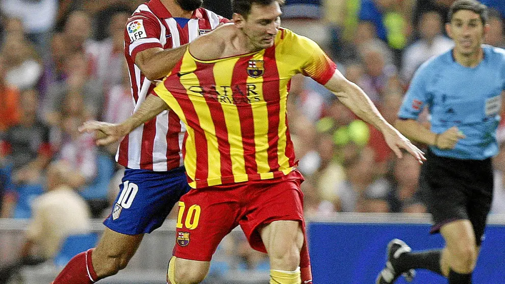 Arda Turán y Leo Messi, pelean por un balón en un partido anterior disputado en Calderón.