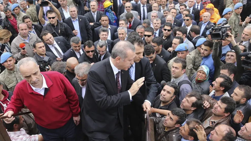 El primer ministro turco, Recep Tayyip Erdogan (c), durante su visita al lugar donde se produjo ayer una explosión.