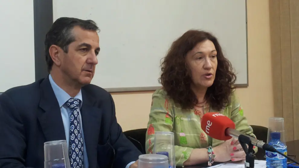 La subdelegada del Gobierno, María José Heredia, y el director de la UNED, Alberto Caballero