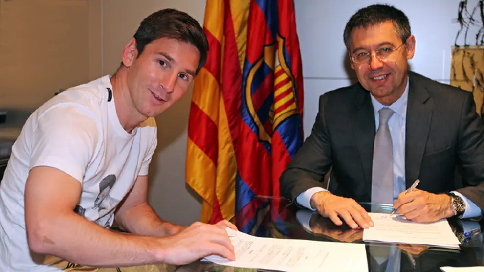 Messi y Bartomeu firman el nuevo contrato