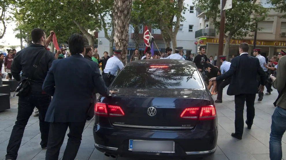 El coche del ministro de Hacienda, Cristobal Montoro, a la salida del mitin del PPC.
