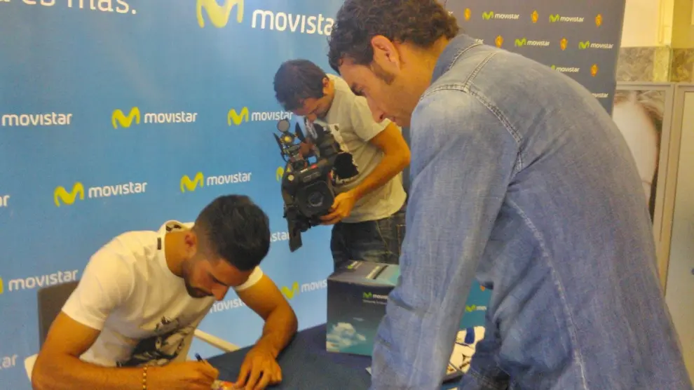 Álvaro le firma un autógrafo a un aficionado