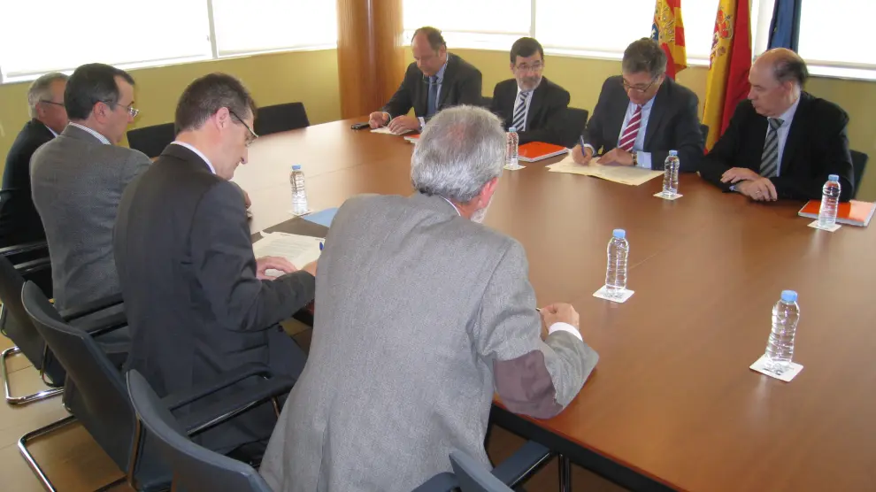 El consejero Ricardo Oliván, reunido este miércoles con representantes del sector farmacéutico de las tres provincias.