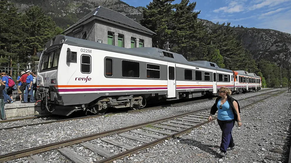 En la imagen, el tren que cubre el trayecto entre Zaragoza y Canfranc a su llegada a la estación.