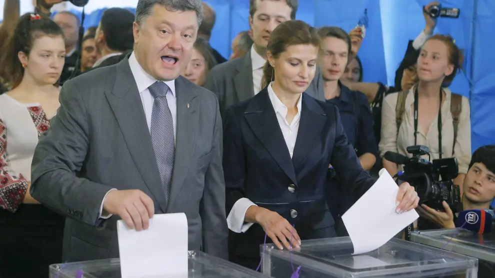 Petro Poroshenko en el momento en el depositó su voto