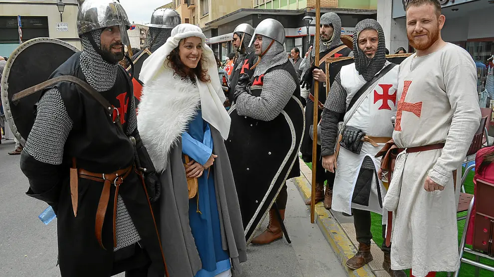 La ciudad se llenó ayer de vestimentas medievales, con las cruces rojas templarias sobre trajes negros o blancos dependiendo del rango de los caballeros.