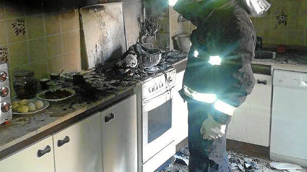 El incendio se originó en esta cocina del bloque de pisos.