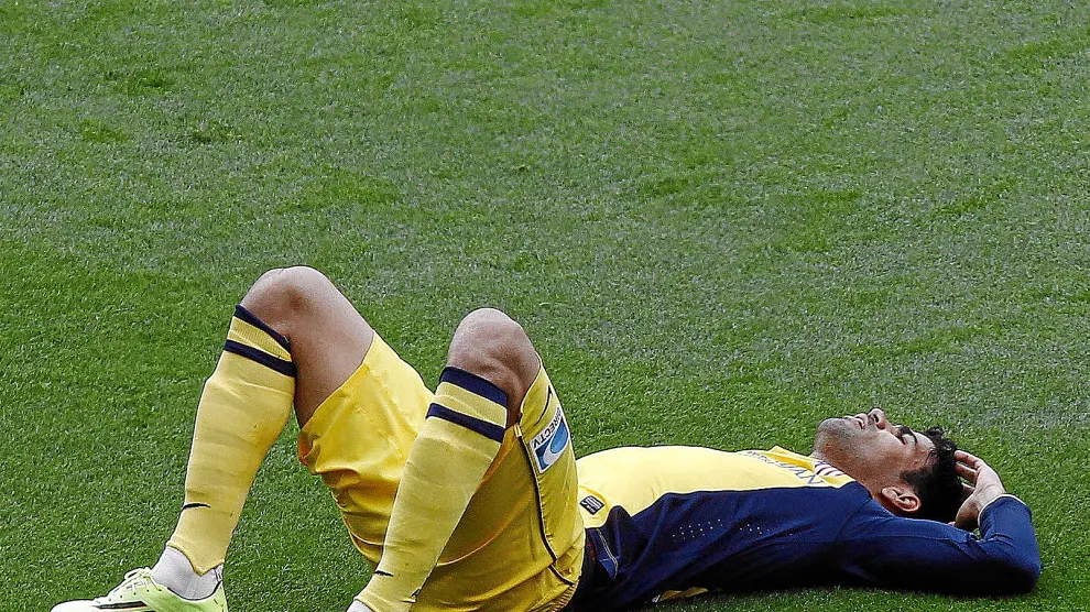 Diego Costa, abatido tras recaer de su lesión en el Camp Nou.