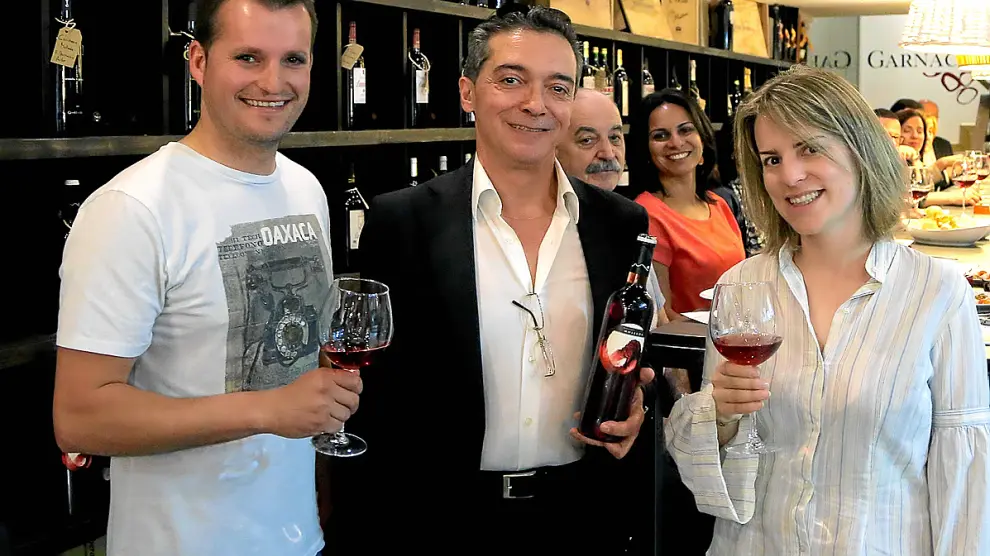 José Toledano, Mario Donoso y Rocío Meléndez, con los vinos de Hacienda Molleda