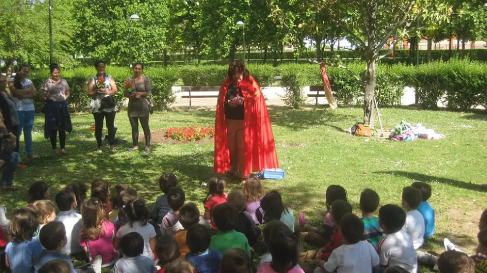 Actividad infantil en el parque Oliver y el duende Pepín Pepinillo