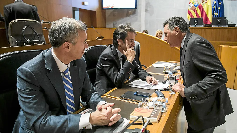 El consejero de Sanidad, Ricardo Oliván (derecha), ha tenido que pactar el plan de choque con su homólogo de  Hacienda, Javier Campoy (izquierda), tras ponerse en marcha la unidad de control del gasto.