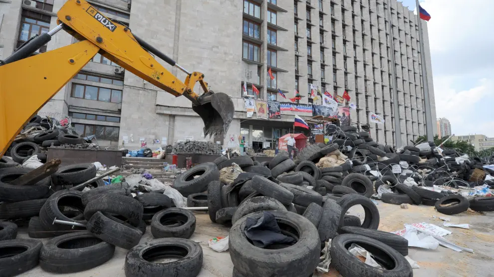 Una grúa desmantela una barricada en Donetsk