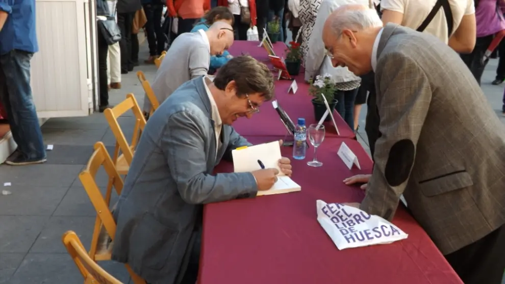 García Montero firmando libros