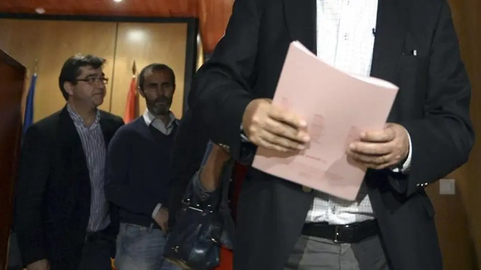 Villarrubia acusa a López de "deslealtad" tras la dimisión de mitad ejecutiva