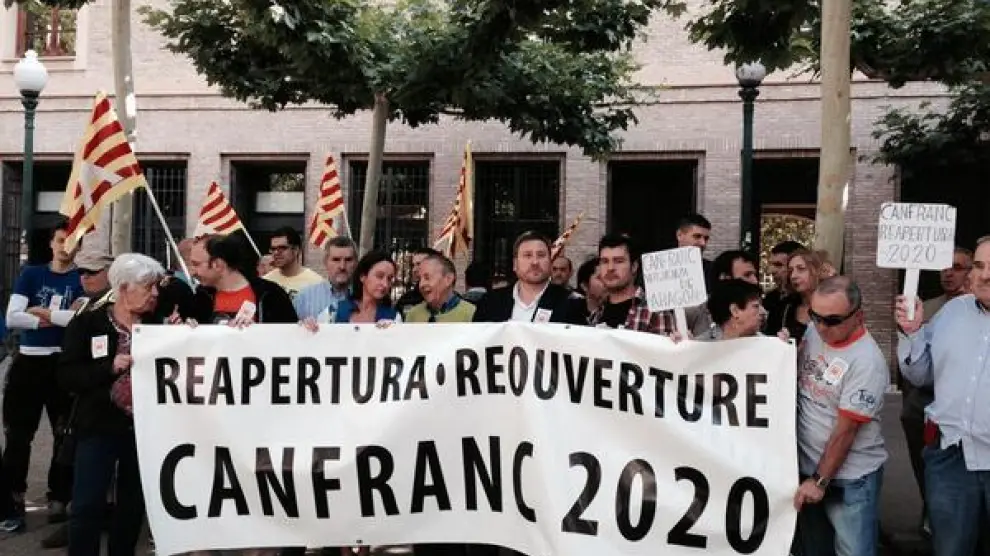 Concentración convocada por Crefco ante la sede del Gobierno aragonés