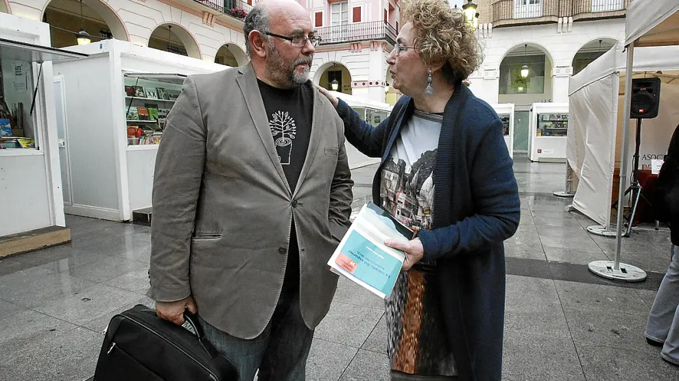 Antón Castro con Ángela Abós en la Feria del Libro de Huesca.