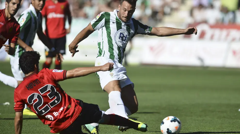 Un jugador del Córdoba dispara a puerta ante Kevin (i), del Mallorca