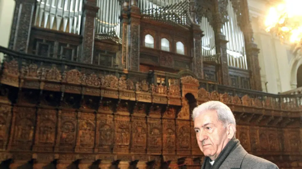 El deán, junto al órgano renacentista.