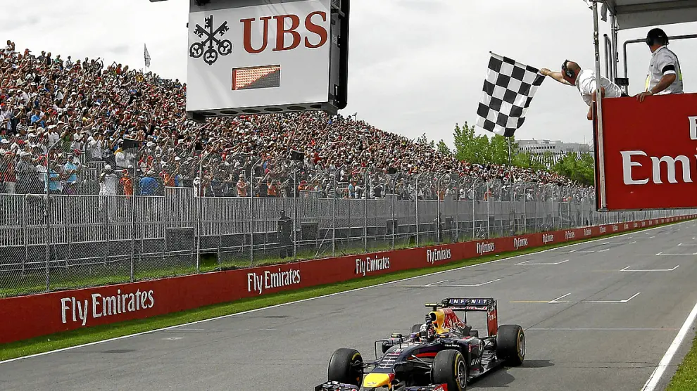 Daniel Ricciardo cruza en solitario la meta del circuito Gilles Villeneuve en Montreal.