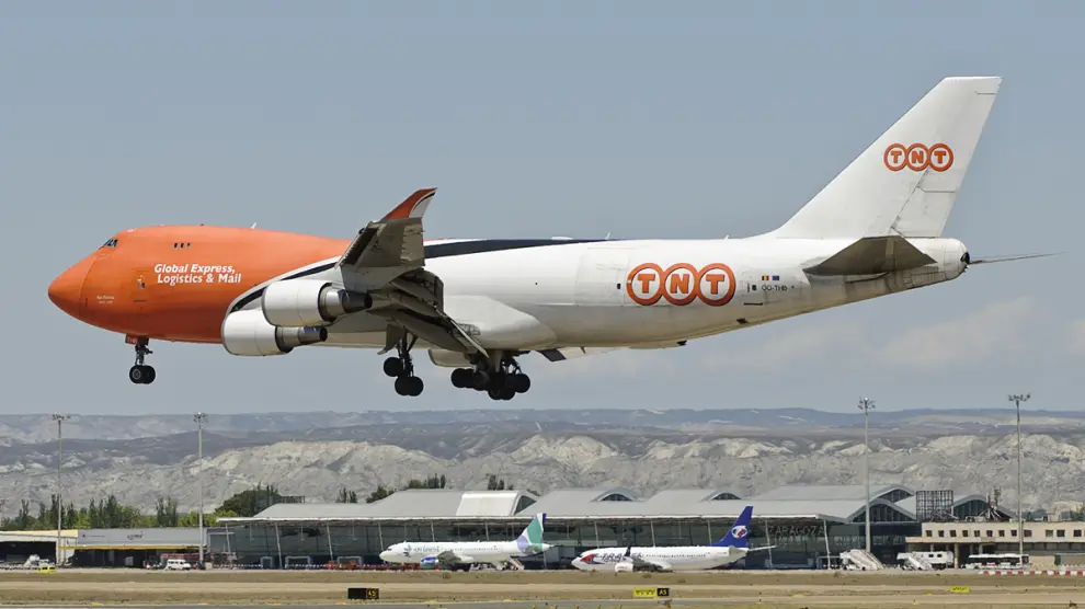 Avión aterrizando en el Aeropuerto de Zaragoza