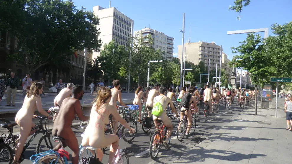 Alrededor de 150 personas han marchado desnudas por el centro de la ciudad